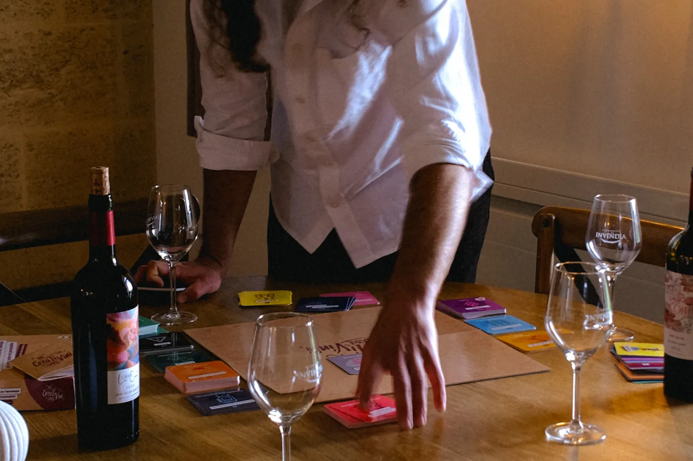 Des verres et une bouteille de vin autour d'une partie de Creativini