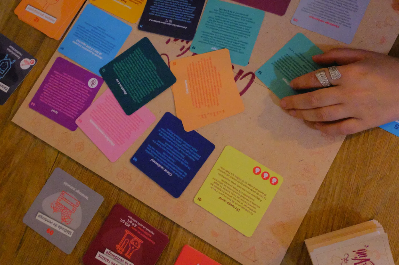Les cartes de lots étalées, un joueur choisit la suivante