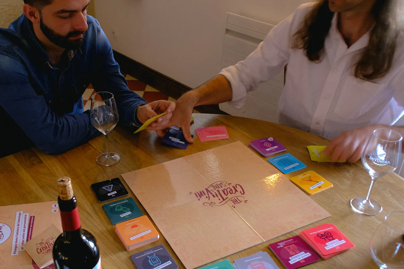 Deux joueurs posent leurs cartes sur le plateau Creativini