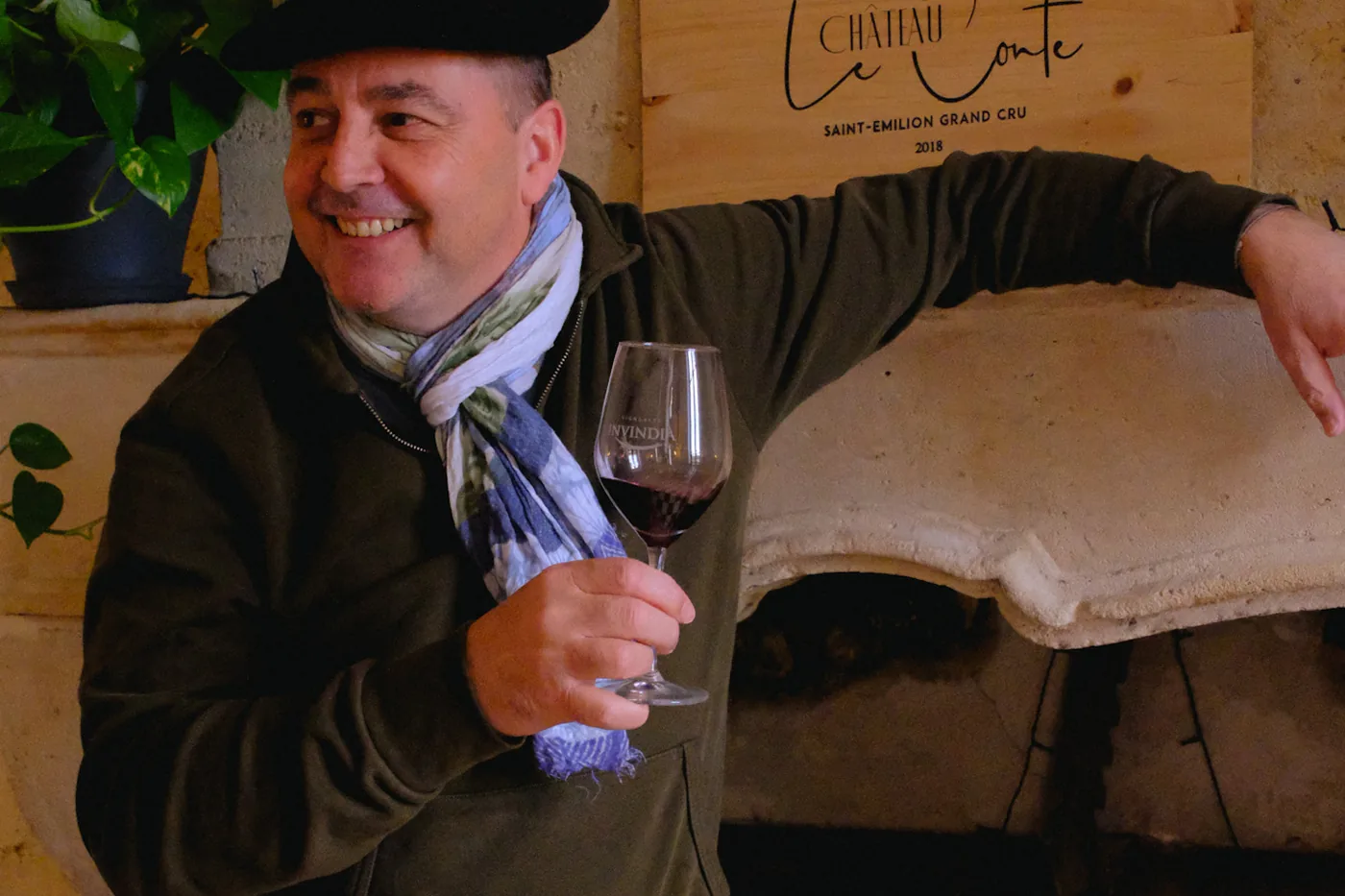 Le créateur de Creativini, un verre de vin rouge à la main, dans son chai